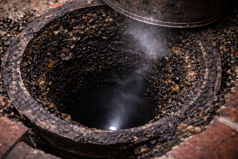 Kontrola kouřovodu a komína – zanesení sazemi a dehtem