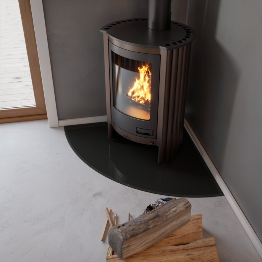 Luxusní černěné sklo pod krbová kamna – bezpečí a elegance v jednom