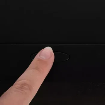 IZOXIS 21659 Trojitá zásuvka ukrytá v desce stolu